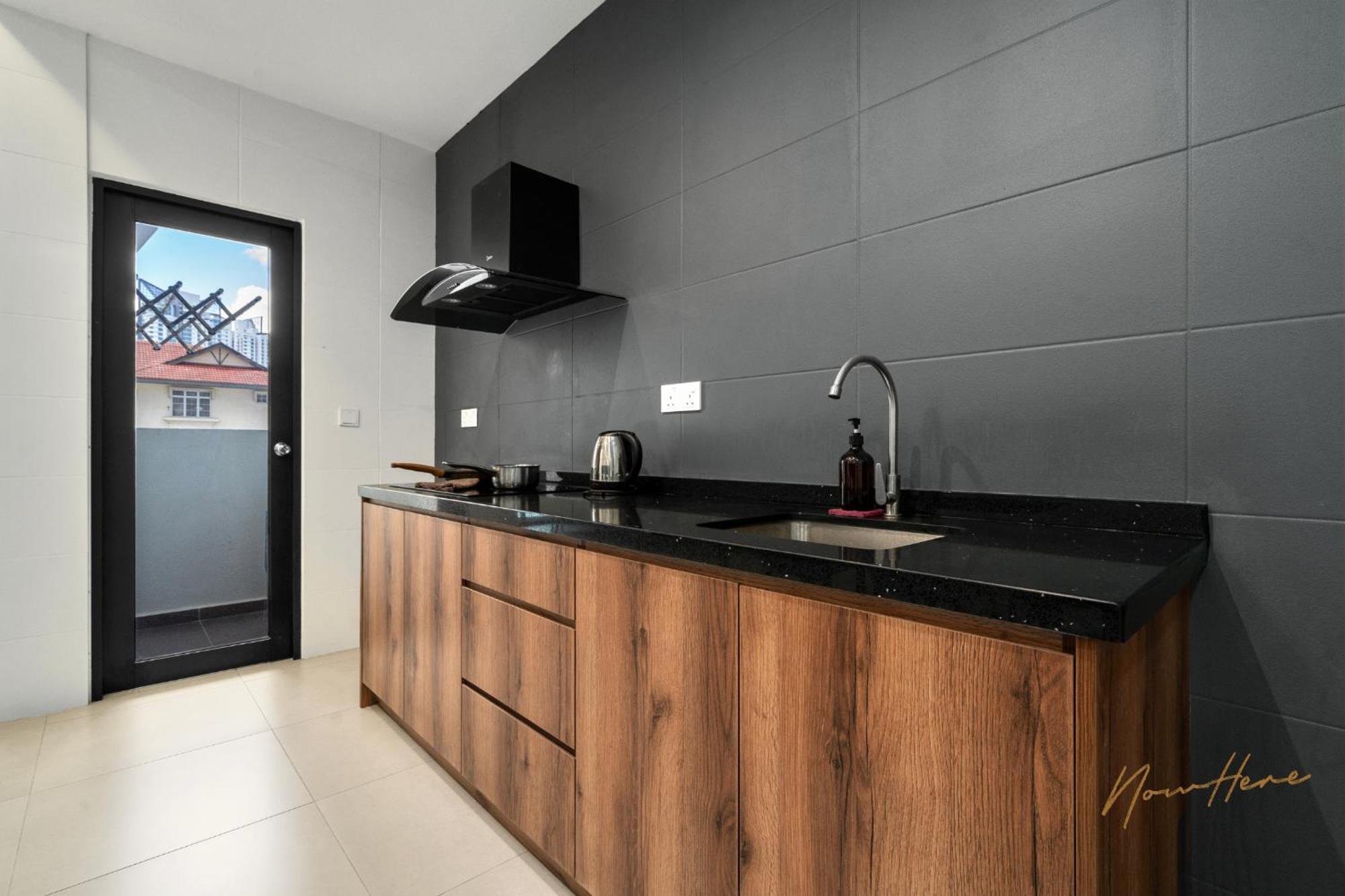 Nowhere 2br 4pax With Balcony Reizz Jalan Ampang *